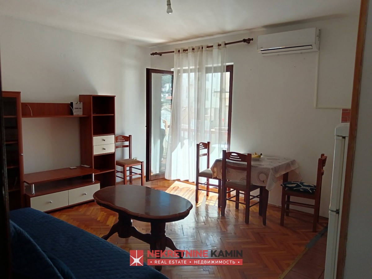 Budva Sağlık Merkezi yakınında kiralık 1+1 daire